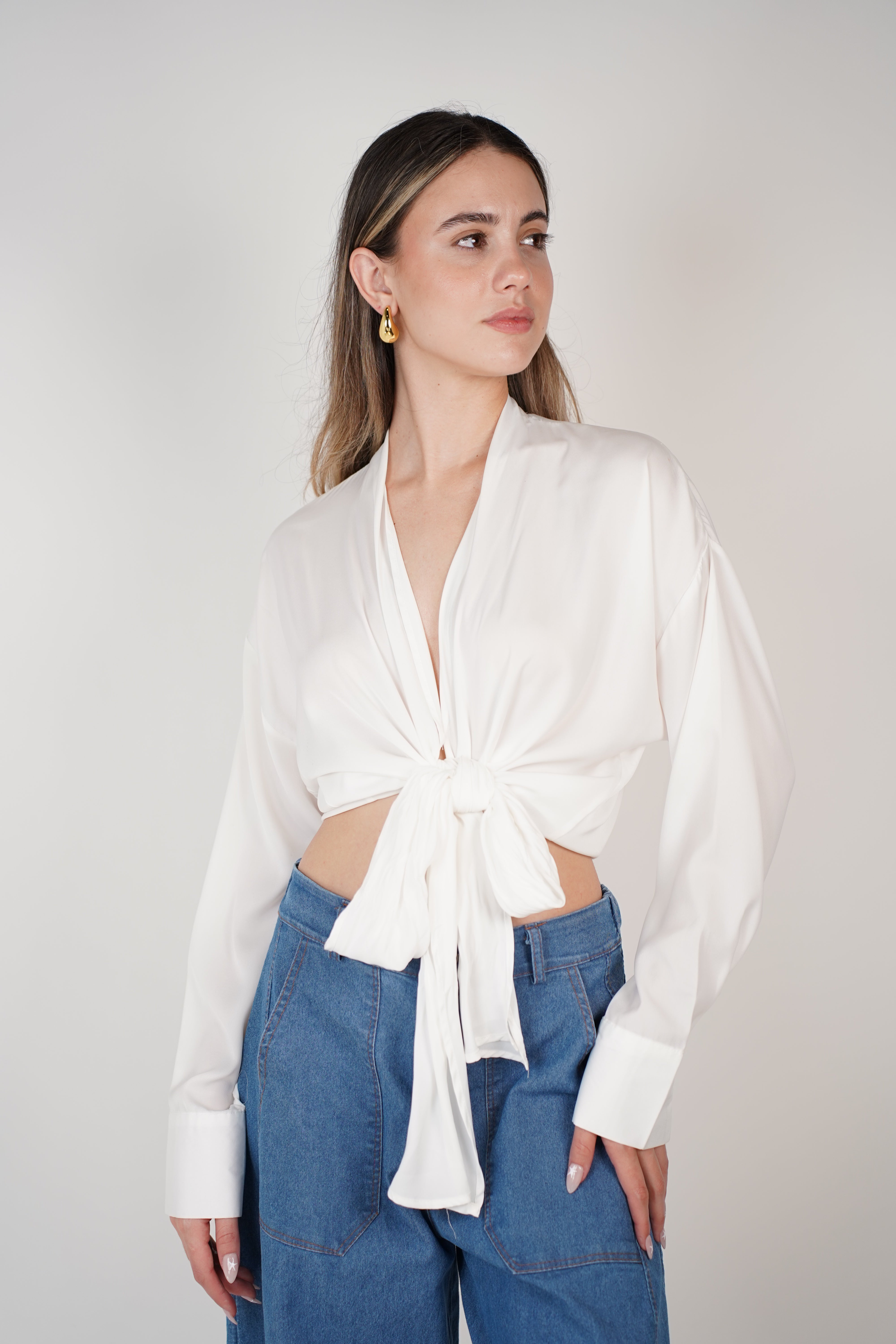 Blusa glamurosa con cuello en V y nudo